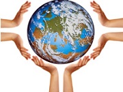 גלובוס עולמי עם ידיים עוזרות לסטודנטים בינלאומיים